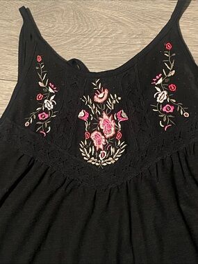 Size Medium Embroidered Black Women's Tank Top with Floral Accents